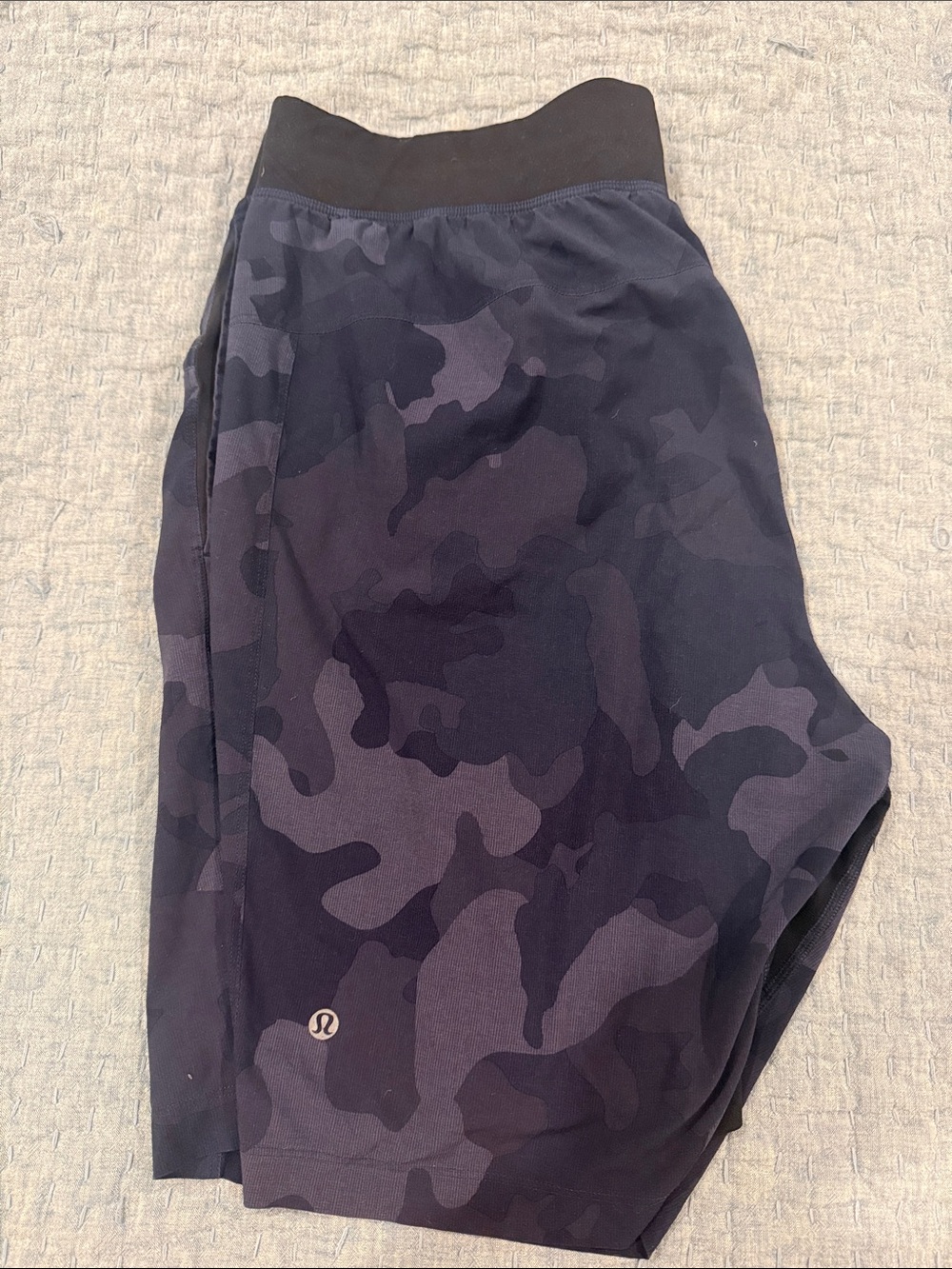 Lululemon men’s camo shorts 9” large